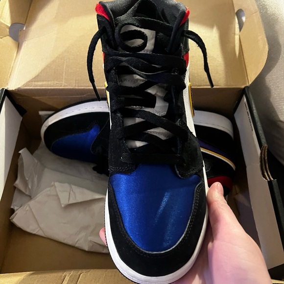 Jordan 1 mids - Picture 2 of 5